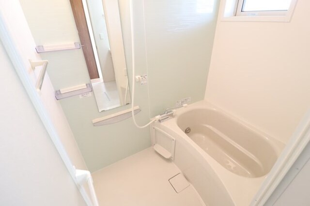 バス・シャワールーム　追い焚き給湯式浴室（小窓付）