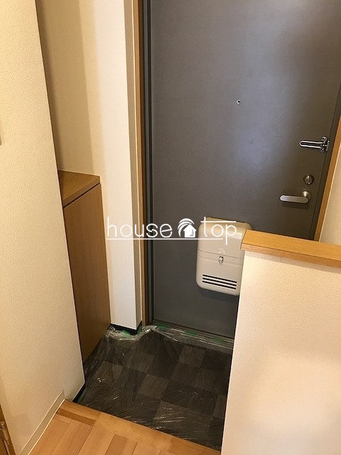 玄関　玄関にはシューズボックスがあるので靴を収納するには便利ですよ