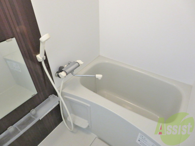 バス・シャワールーム　バスルームは狭すぎず、シャワーも浴びやすそうです。