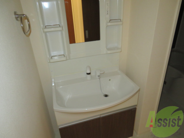 洗面設備　洗面台は独立していて、朝の準備も捗りそうです。