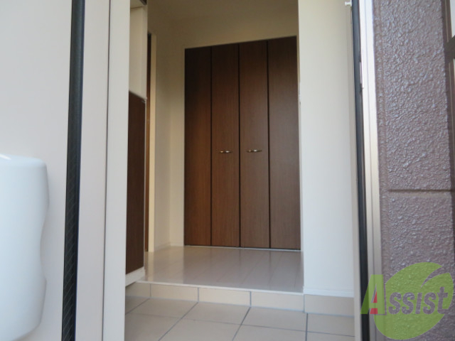 玄関　玄関の様子です。明るい印象ですね。気分もあがりそう。