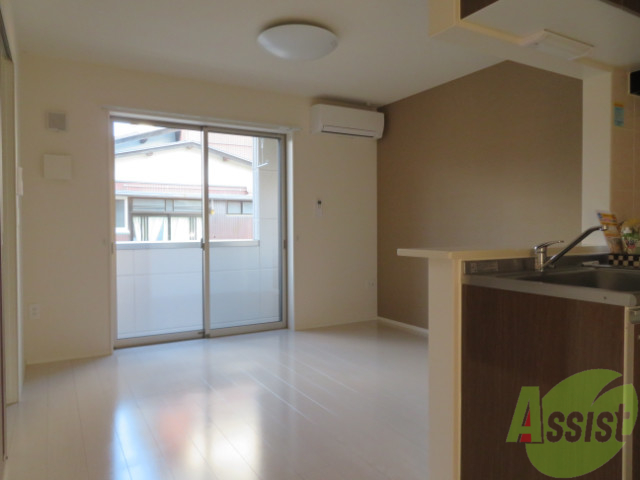 居室・リビング　リビングは、広々していて陽当たりもよさそうですね。