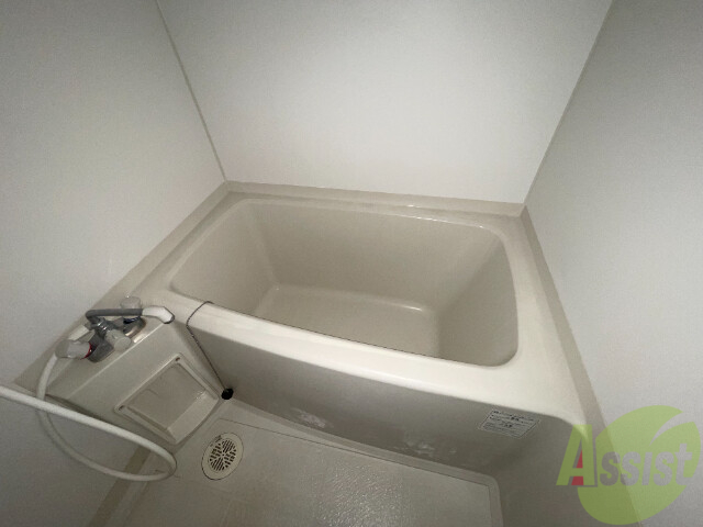 バス・シャワールーム　バスルームは狭すぎず、シャワーも浴びやすそうです。