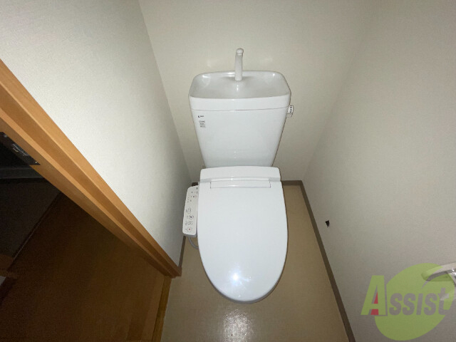 トイレ　ウォシュレット機能がついたトイレです。安心して使用できます。