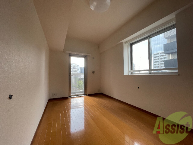 その他部屋・スペース　別の角度から洋室を撮影しました。２枚戸から陽が射しています。