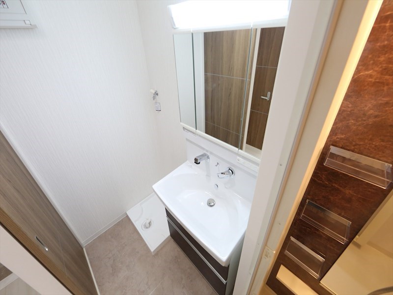 洗面設備　脱衣所　独立洗面台（シャンプードレッサー付）収納スペース有