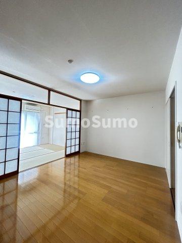 その他部屋・スペース　落ち着いた色調の寝室です