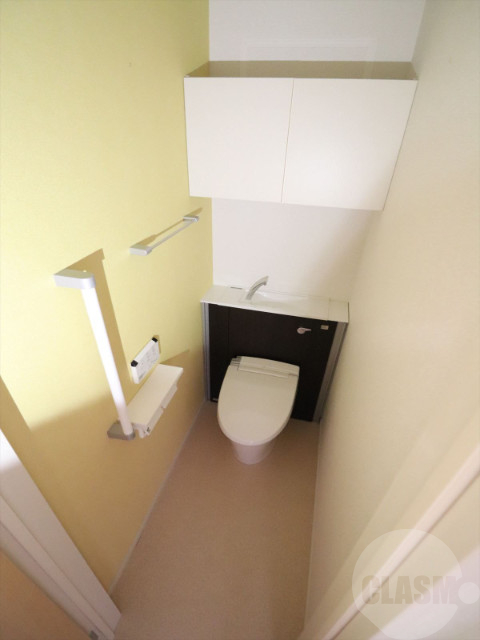 トイレ　収納　手すり付き