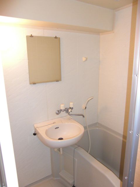 バス・シャワールーム　清潔感のあるお風呂