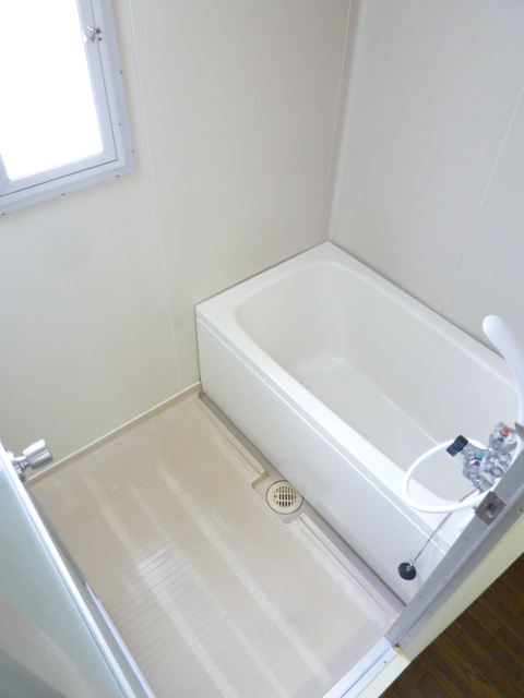 バス・シャワールーム　窓のある浴室