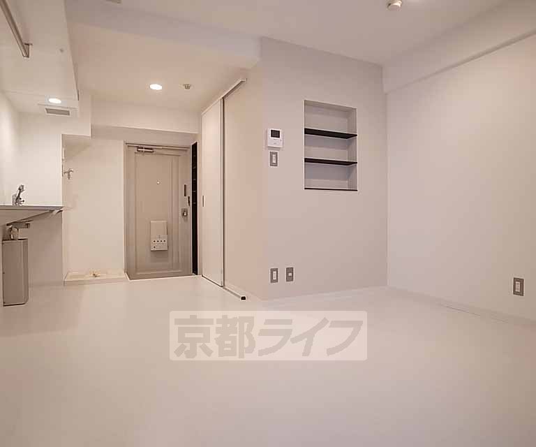 居室・リビング　室内大改装！クロス柄は各部屋違います。ご確認下さい。