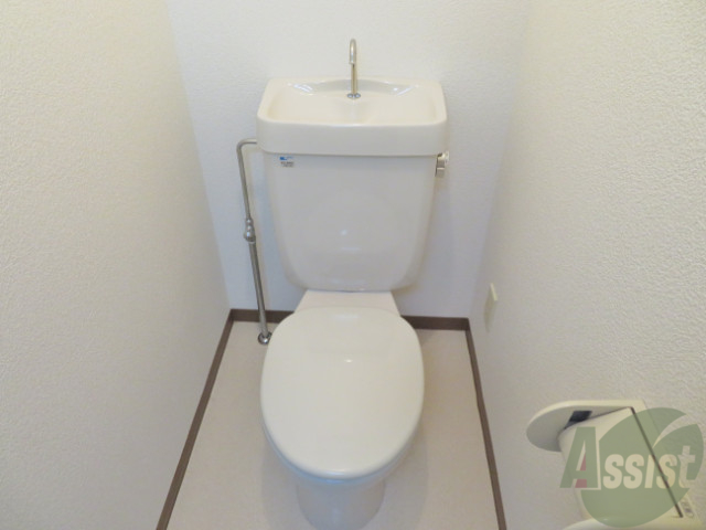 トイレ　こちらのトイレはシンプルで清潔感がありますね。