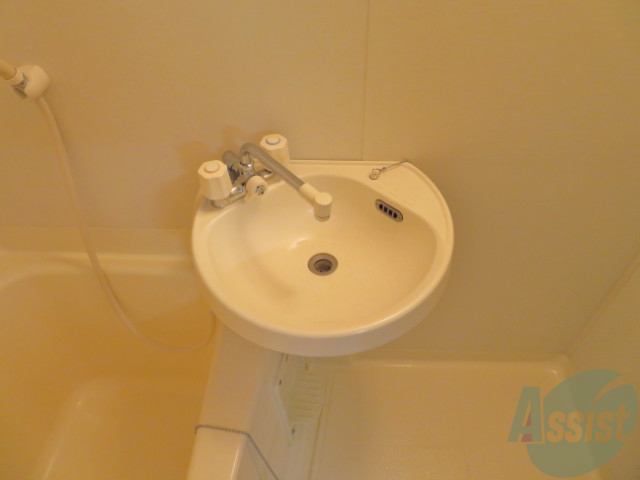 洗面設備　コンパクトな洗面台は朝の身支度にも便利ですよ。