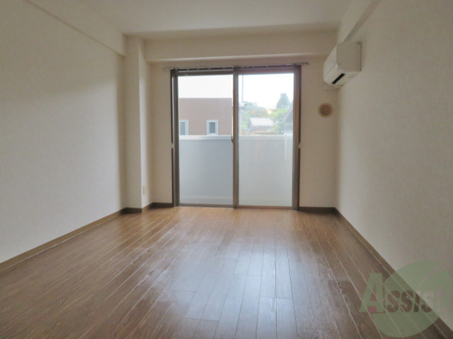 居室・リビング　南向きの明るいお部屋は８．２帖のフローリングです