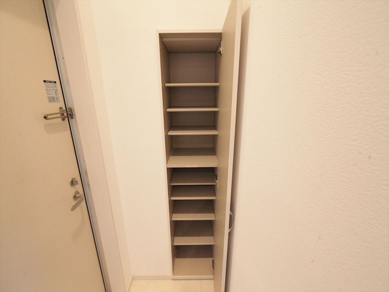 玄関　玄関　シューズボックス付（収納充実してます）
