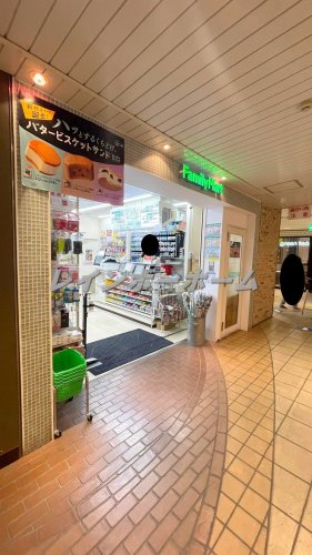 コンビニ　ファミリーマート エキア志木店（コンビニ）まで802m