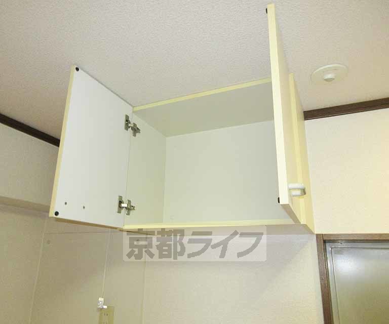 収納　洗濯機置き場の上に収納棚付いてます