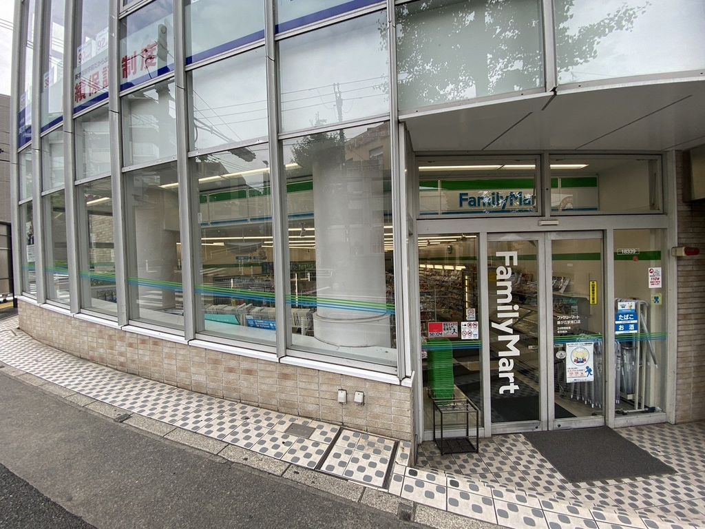 コンビニ　ファミリーマート藤が丘駅南口店（コンビニ）まで450m