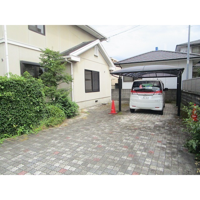 駐車場　カーポート１台有り。