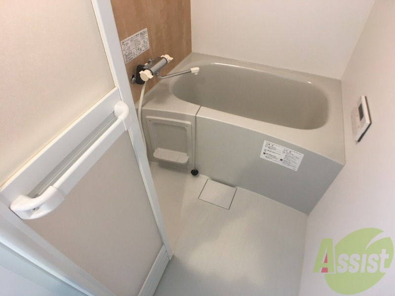 バス・シャワールーム　バスルームは狭すぎず、シャワーも浴びやすそうです。