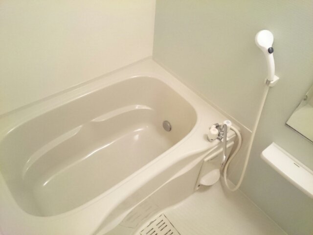 バス・シャワールーム　コンパクトで使いやすいお風呂です