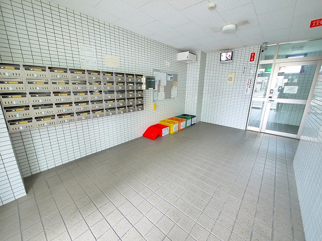 エントランス　オートロック付きで安心ですね。