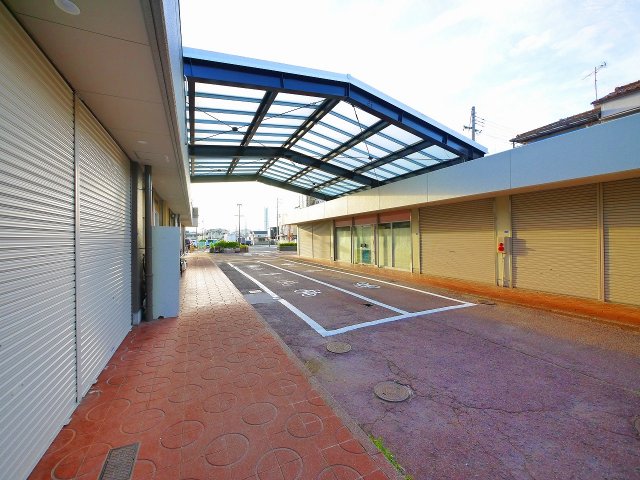 その他共有部分　広々とした駐輪場です。