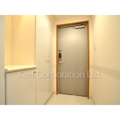 玄関　同タイプ7階のお部屋を撮影。仕様が異なることがあります。