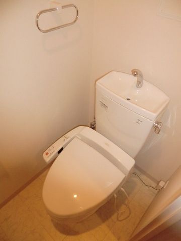 トイレ　寒い冬にも快適なウォシュレット完備