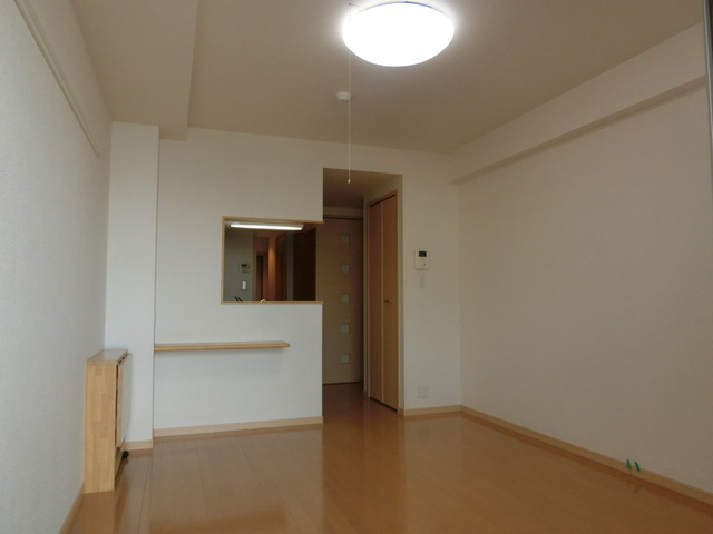 居室・リビング　一人暮らしで対面キッチンのお部屋もあるんです。