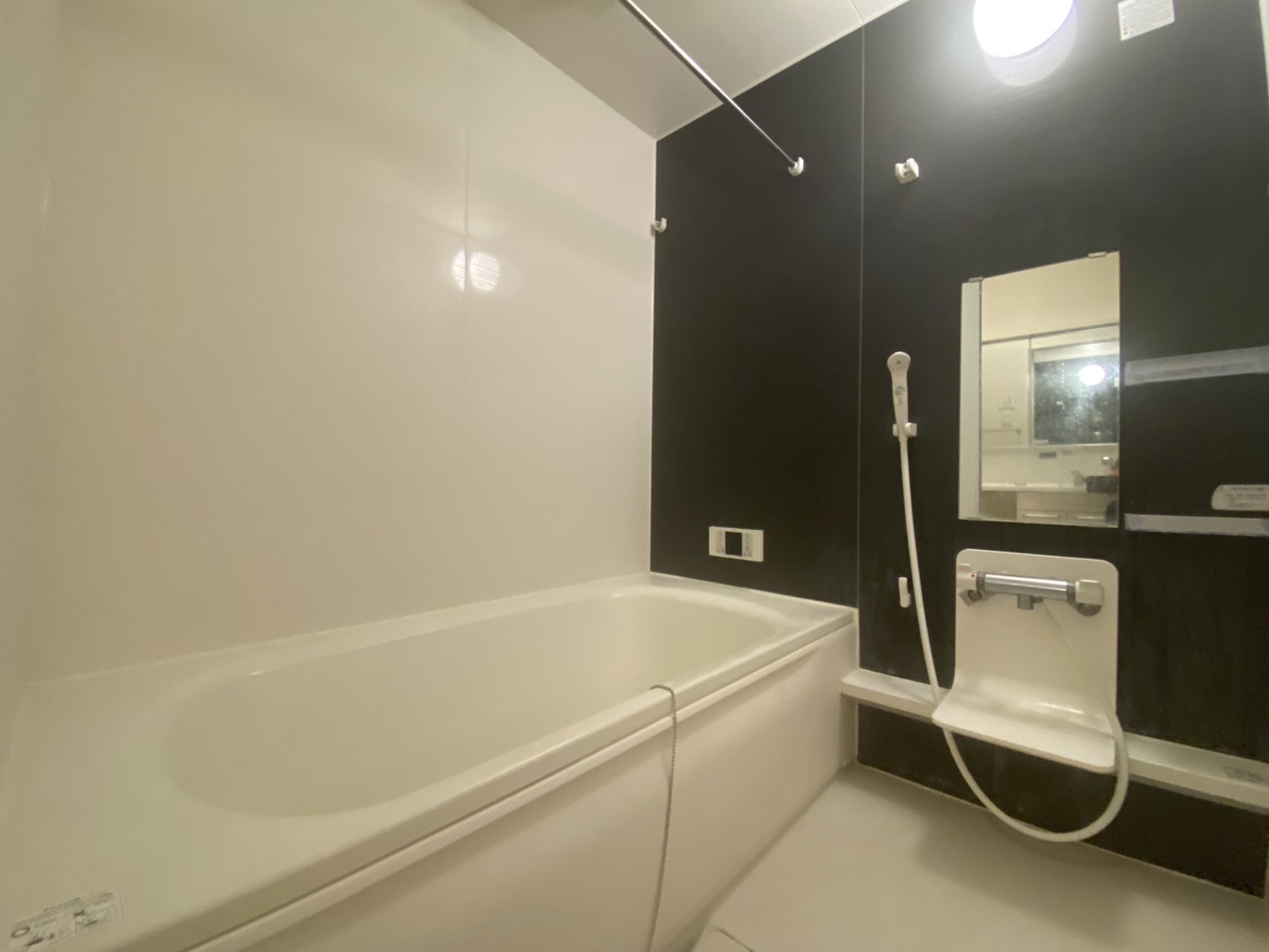 バス・シャワールーム　※同タイプの物件のため、色味が違う可能性ございます。