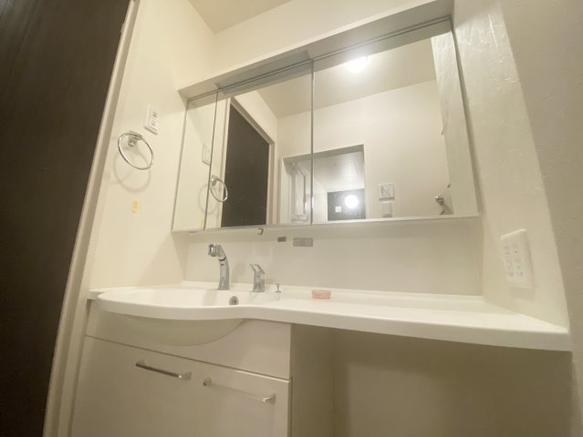 洗面設備　※同タイプの物件のため、色味が違う可能性ございます。