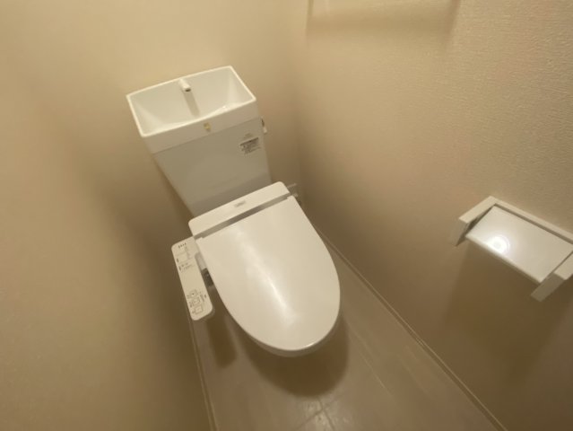 トイレ　※同タイプの物件のため、色味が違う可能性ございます。