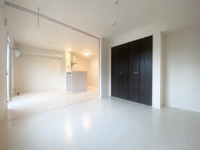 居室・リビング　※同タイプの物件のため、色味が違う可能性ございます。