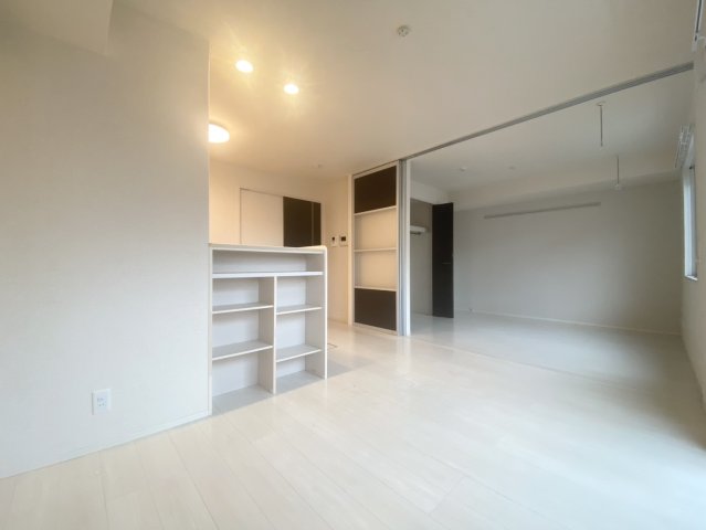 居室・リビング　※同タイプの物件のため、色味が違う可能性ございます。