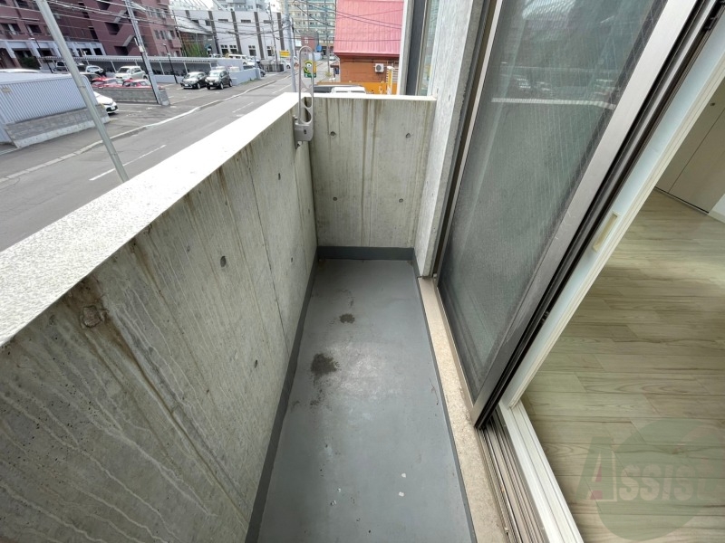 バルコニー　こちらはバルコニー。洗濯物が干せるようになっています。