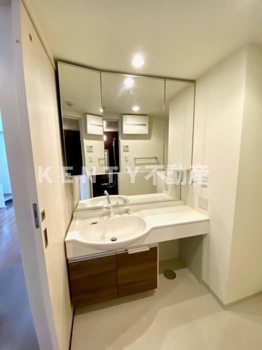 洗面設備　ゆったりとスペースのある洗面所