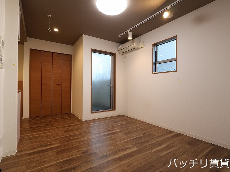 居室・リビング　同室タイプ掲載のため、現況を優先します。