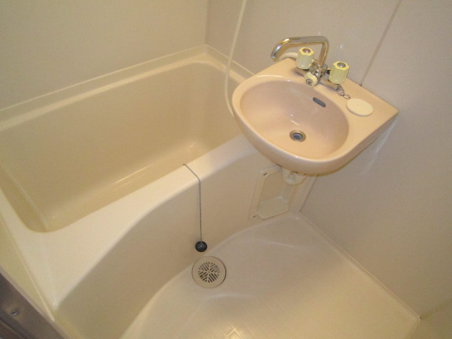 バス・シャワールーム　落ち着いた空間のお風呂です