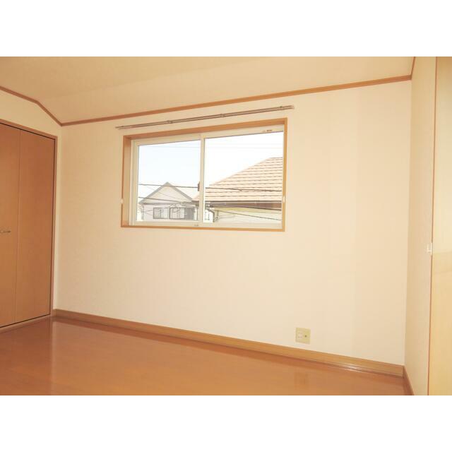 その他部屋・スペース　洋室＠東横窓～窓が２面ありますので室内の換気に便利で、明るさ