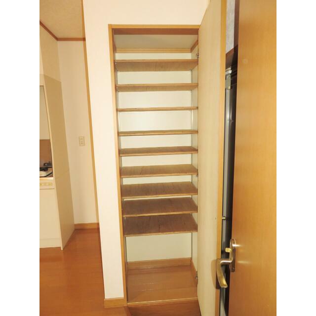 玄関　玄関＠下駄箱～建具は片開きタイプで、開口してみました。内側は