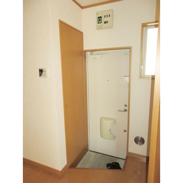 玄関　玄関＠下駄箱とドア～下駄箱は壁埋込式で高さがあり収納力があり