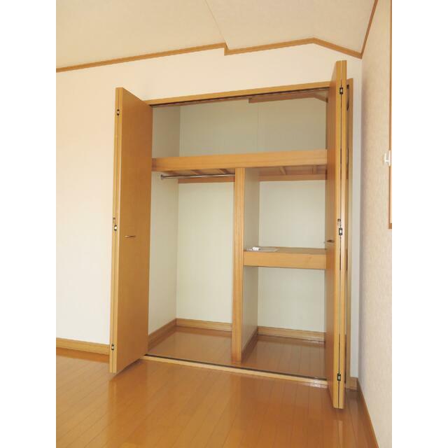 その他部屋・スペース　洋室＠収納～建具を開口してみました。枕棚下の左側には金属ポー