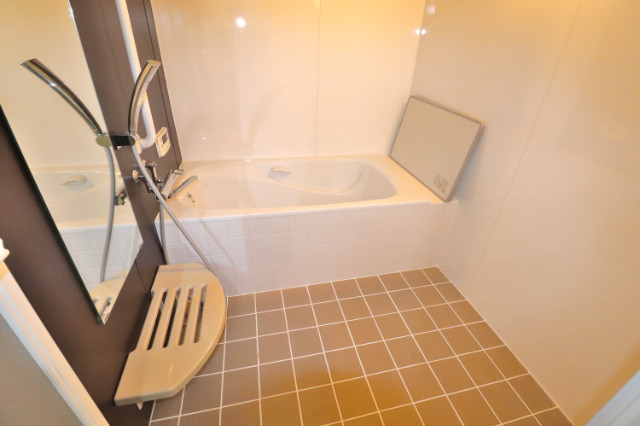 バス・シャワールーム　広々浴槽で疲れも吹っ飛ぶ