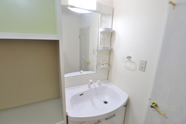 洗面設備　大きな鏡で身支度快適