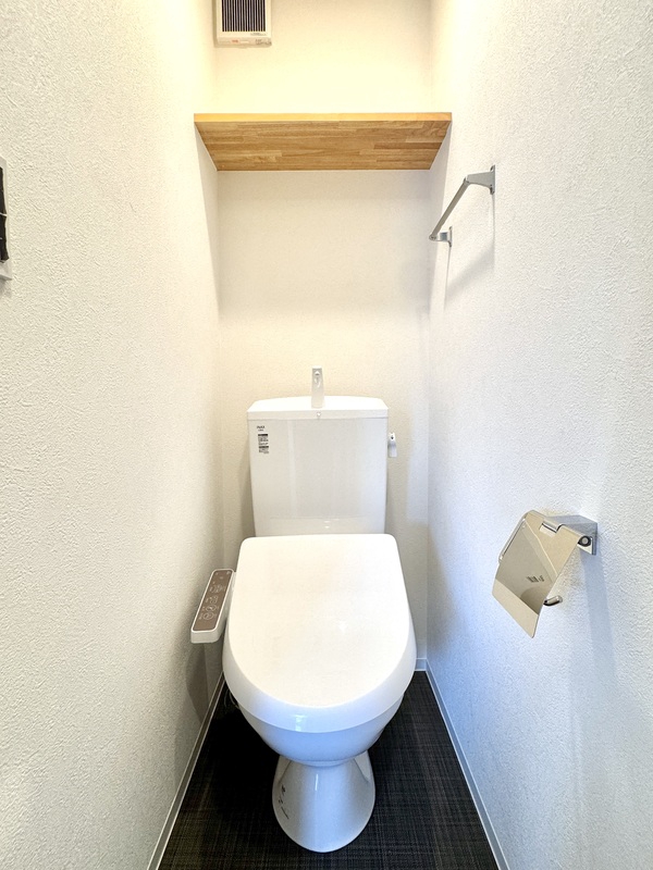 トイレ　白基調で清潔感のある空間