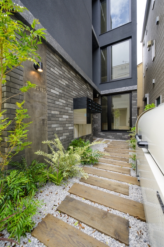 エントランス　玄関までの道も綺麗