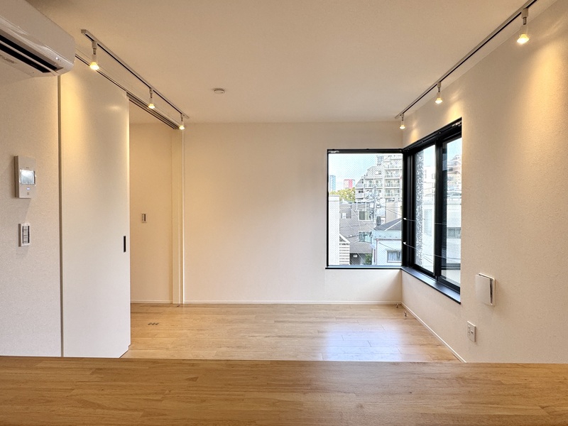 居室・リビング　明るい床材がお部屋を広く見せます