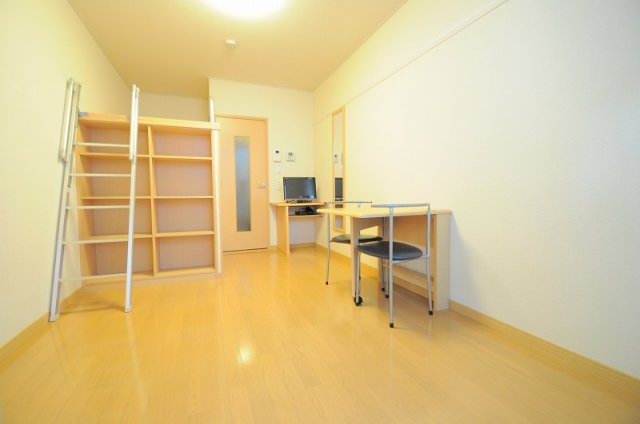 居室・リビング　1Fフローリング、2F以上は防音カーペット敷きです。