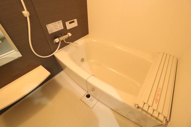 バス・シャワールーム　広々お風呂、追い焚き付き！